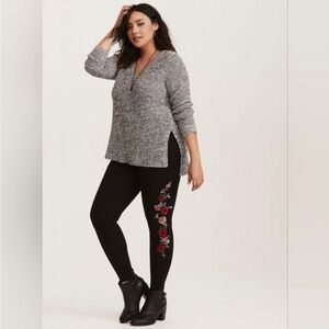 Torrid black leggings with Rose 🌹 details